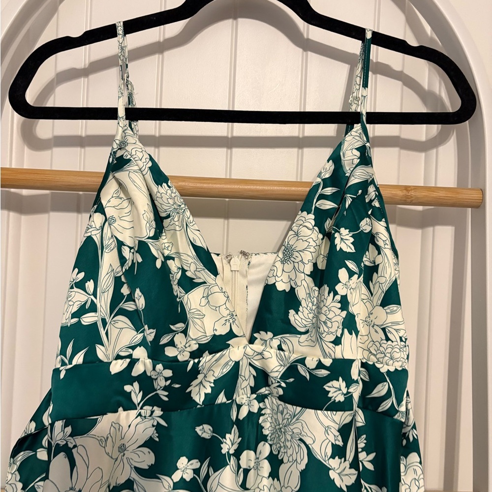 Lulu's Green and White Floral Maxi Dreas - Picture 2 of 4